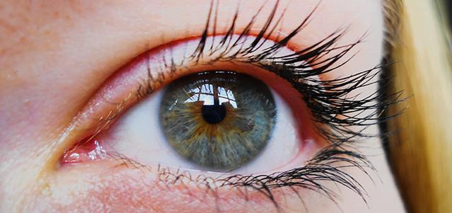 קלוז אפ על אישה עם עיניים כחולות-ירוקות