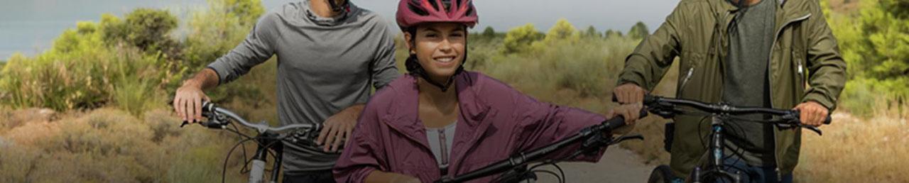תמונה של 3 צעירים על אופניים - החיים עם עדשות מגע Acuvue